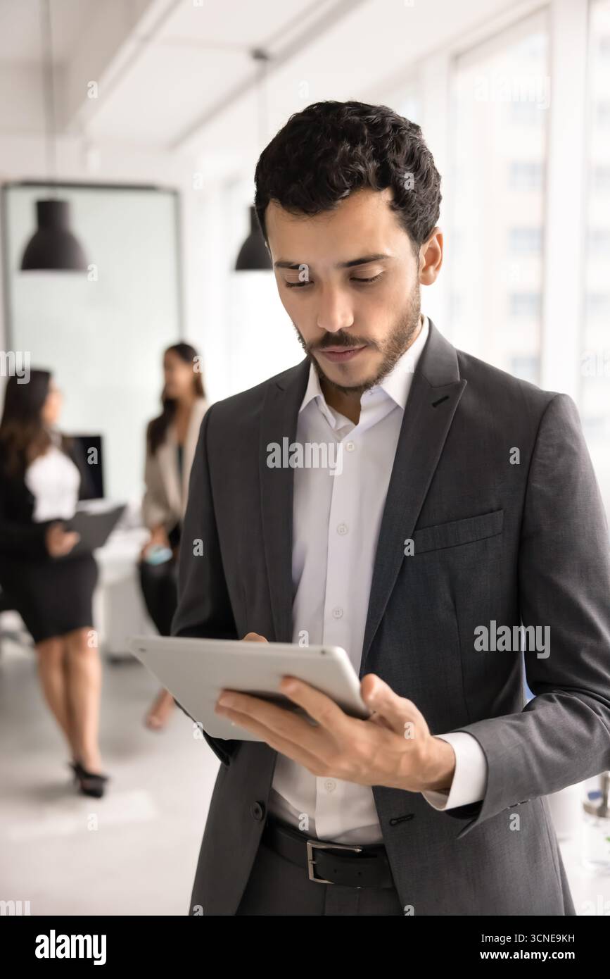 مؤسس المنصة